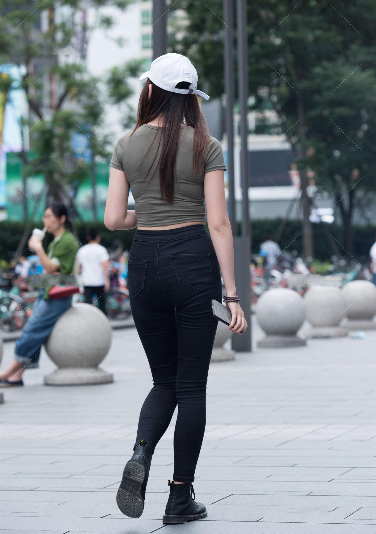 帅酷|深褐色大圆领上衣搭配黑色小脚裤，头顶棒球帽，帅酷十足