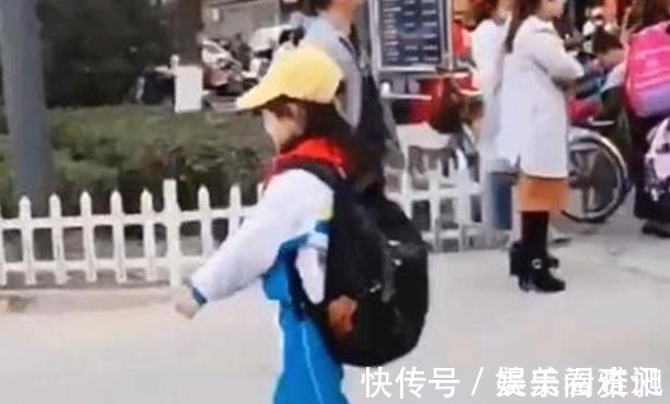 孩子|爸爸穿工服接女儿放学,站得远远的害怕给女儿丢脸,但有些想多了