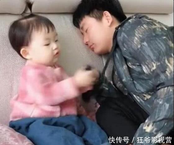 演技|爸爸闻自己袜子假装晕倒，女儿看后飙演技，网友：这是真熏晕了！