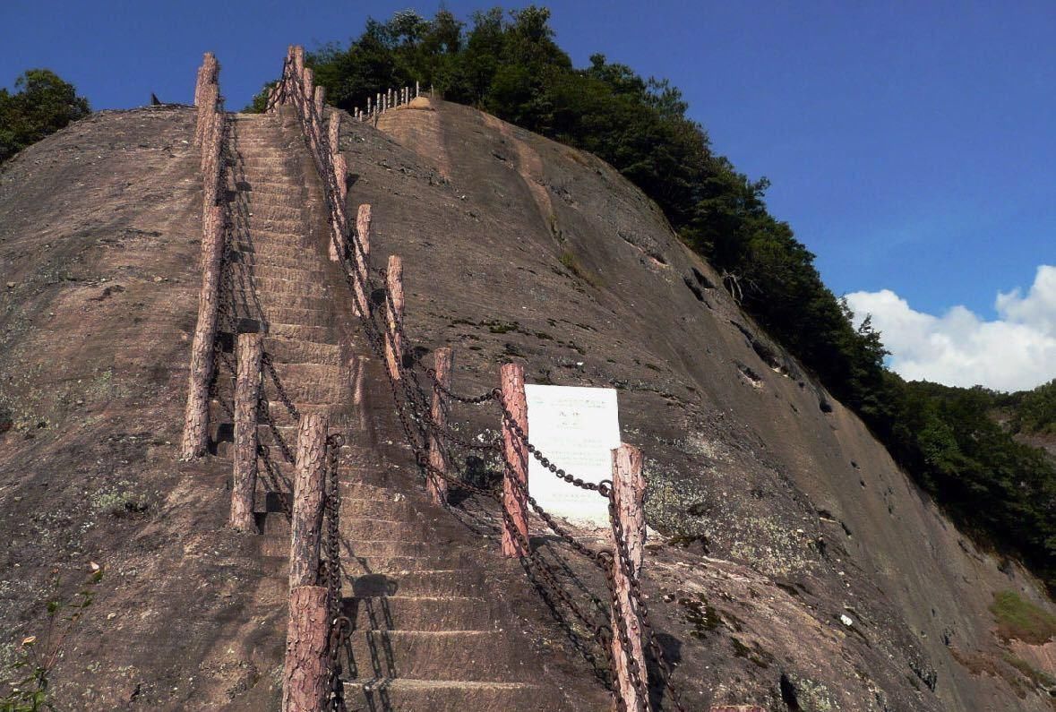 小路|中国一座建在悬崖边的寺庙，唯一小路宽不到半米，走过去心惊胆战