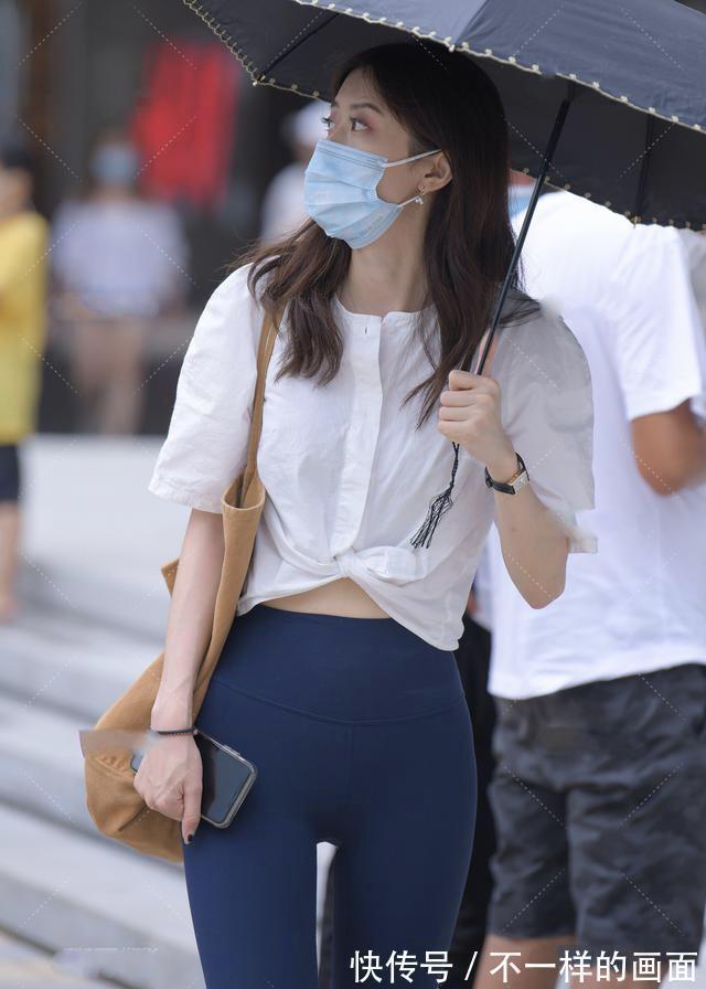 性感|与白色短衬衫搭配的紧身瑜伽裤清新、性感、活泼