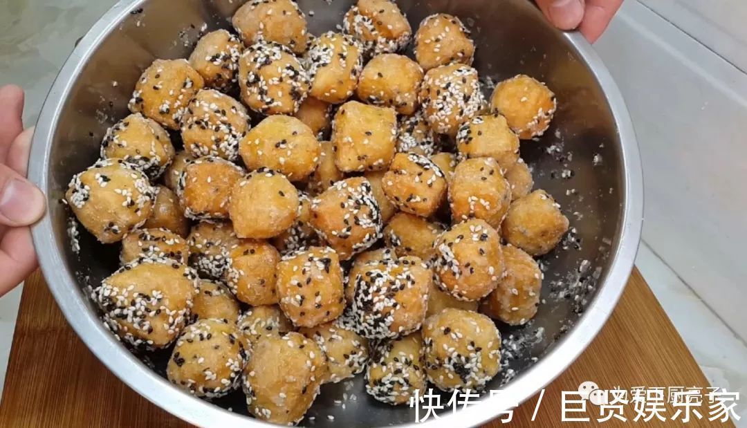 1斤面粉,4个鸡蛋,锅里炒一炒,教你做创意小零食,比麻花都好吃