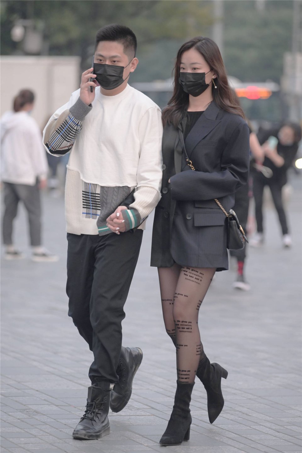 丝袜|秋天要搭配出显身材,选择黑色丝袜,是搭配高跟鞋还是平底鞋?