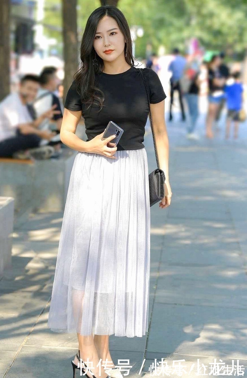 大长腿 美女大长腿配上灰色半身裙,展现出曲线感,修身与舒适的效果!