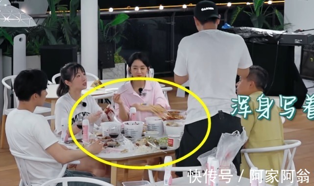 中餐廳第一次點(diǎn)外賣，當(dāng)注意到桌子上的外賣單，是我沒見過世面了