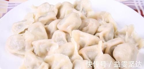饺子|制作韭菜鸡蛋饺子时,牢记3个技巧,韭菜美味鲜香不出水!