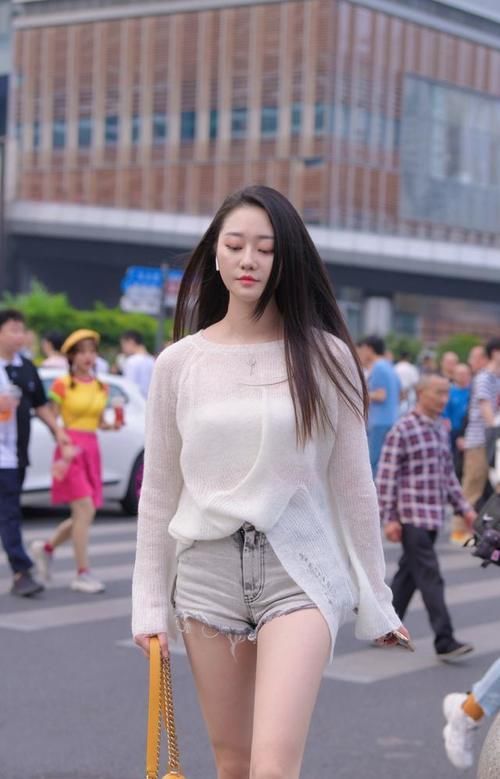 优美感 轻熟优雅的大姐姐,时尚穿搭针织衫搭配牛仔短裤,减龄更显女神范