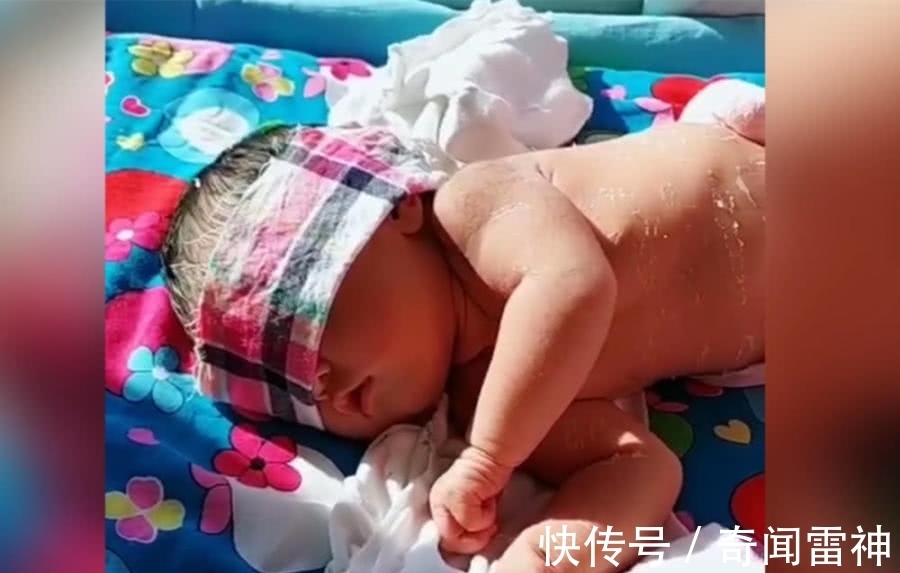 宝妈|新生儿穿纸尿裤晒太阳,照片晒到网上以后,网友:快去医院吧!