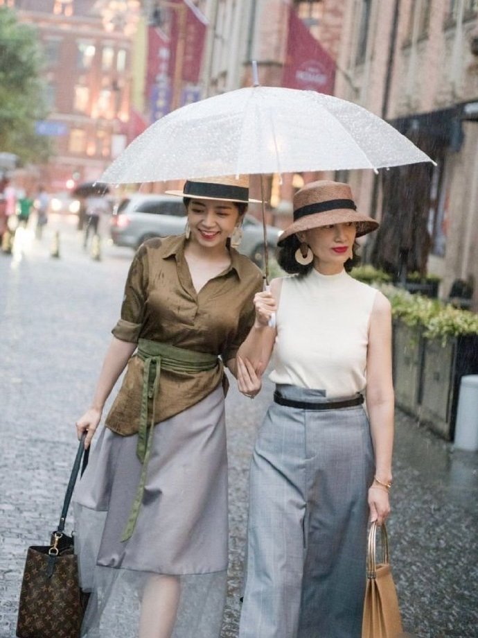 神仙母女 “神仙母女”初秋这样穿搭真减龄,奔四奔五穿出少女感,美成姐妹