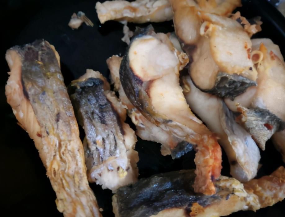  连汤|草鱼我家从不清蒸，放鸡蛋液里裹一裹，出锅解馋过瘾，连汤也不剩