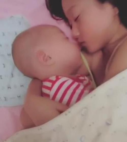 掀开|两姐妹搂在一起睡觉,妈妈掀开被子一看,被子下的场景太温馨