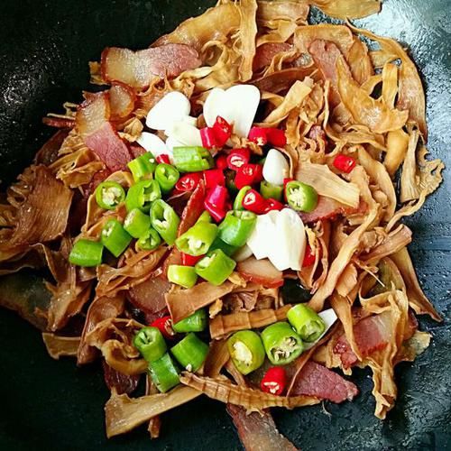 小米辣|腊肉到底怎么洗？用热水or冷水，大厨经验用这种“水”，原汁原味