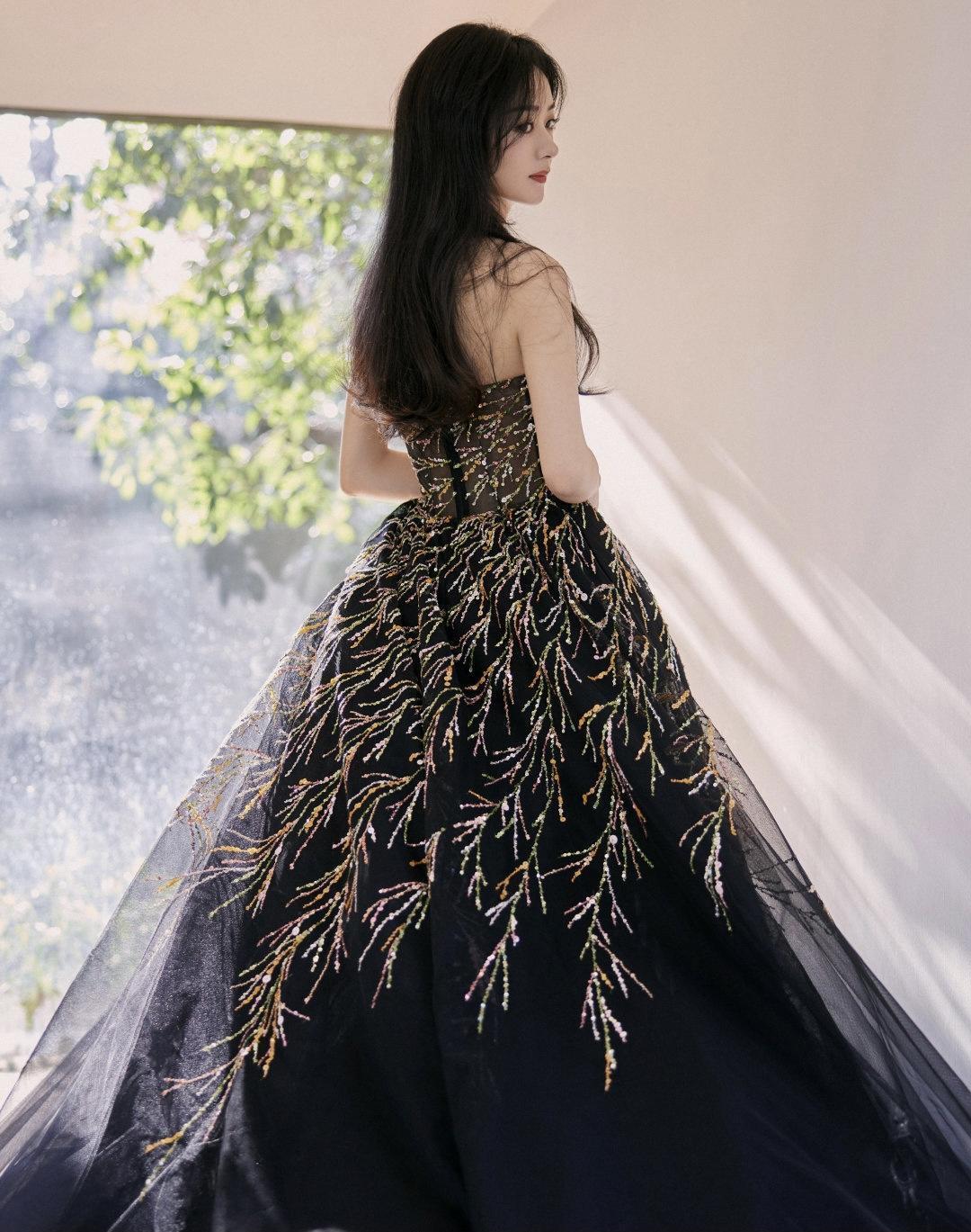 贵妇范|伏明霞“阿姨辈”最有贵妇范的,穿拼接连衣裙出席活动,高贵优雅