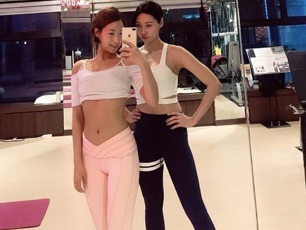 打底裤|街拍丰满成熟的紧身打底裤美女，打造干练利落的线条