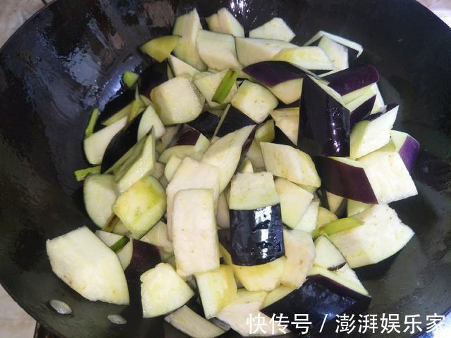 大厨|炒茄子时,切记不要先倒油,大厨教你饭店做法,茄子不喝油不发黑