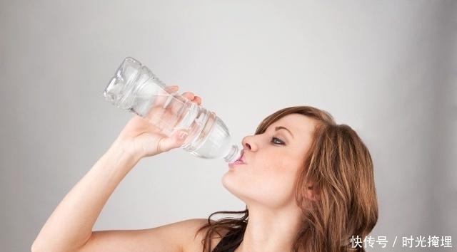 身体|白开水是免费的“长寿药”,但尽量避免在2个“时间段”喝