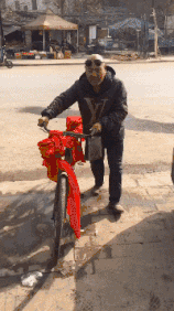 |搞笑GIF:妹子,我就想看看你怎么出来!