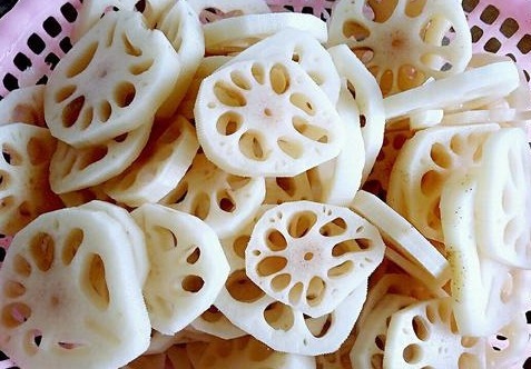 炸藕夹时,用面粉还是淀粉老师傅教你正确做法,藕夹酥脆不回软