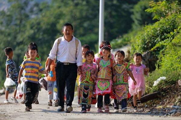 鬼见愁|贵州黔西：苗寨“全科教师”杜生友