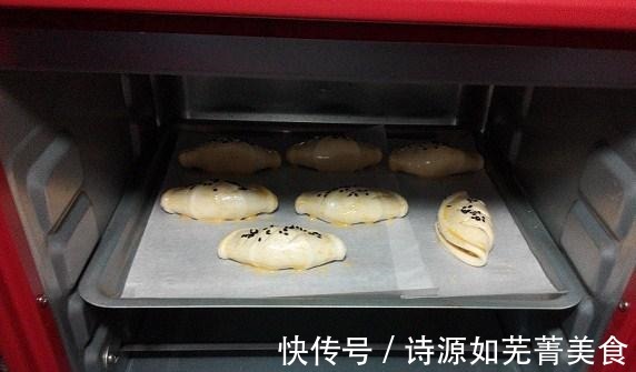 换个方式吃苹果做成苹果酥，酸酸甜甜层层香酥，做法很懒人！