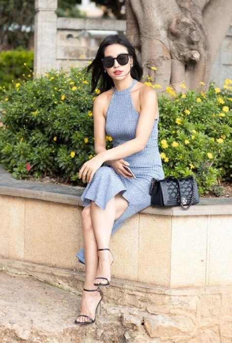 美的 年轻女生就是会穿,露脐衫配牛仔裤,轻松穿出小蛮腰,靓丽又清爽