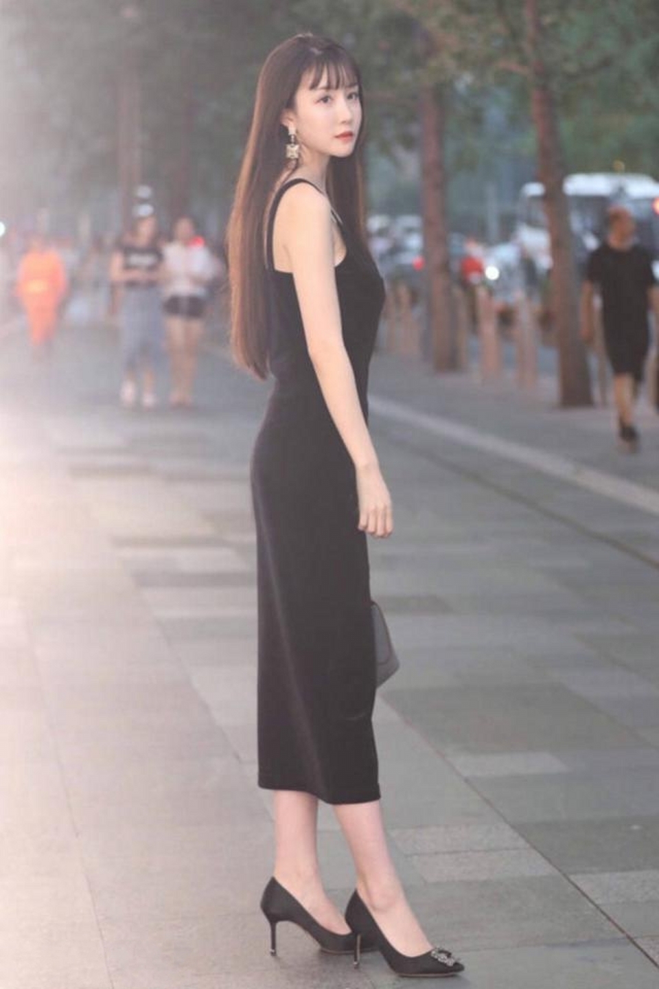 街拍,美女运动装搭配黑色的牛仔裤,尽显时尚感