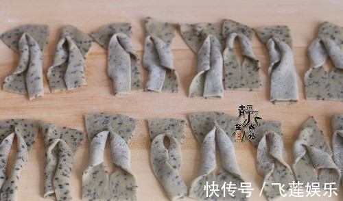 用面粉做的小零食，喷香酥脆，一会儿就做1锅，大人孩子抢着吃