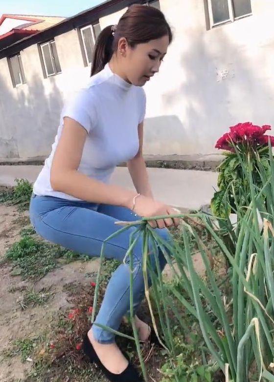 一条天 菜园子小姐姐“拔大葱”凹凸性感,网友吃大葱更有勇气