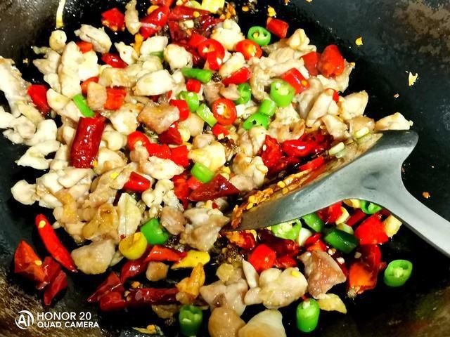 辣子鸡|鸡腿肉这样做，外酥里嫩，香辣过瘾，一大盘都不够吃