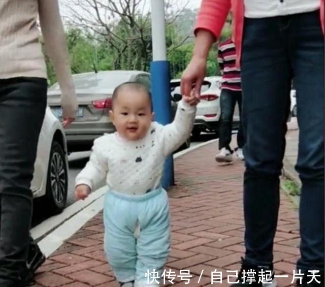 妈妈|2岁儿子和妈妈散步遇到美女,眼睛都不转了,下个动作妈妈笑哭了