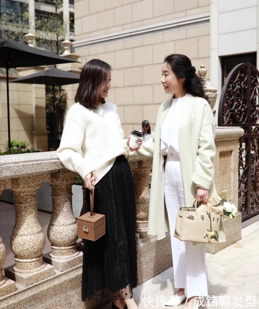 女人|女人不管五十还是六十,尽量别穿得太花哨,这样搭配保暖又显年轻