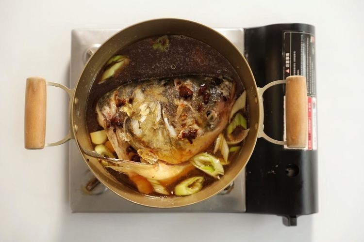 一个鱼头加一块豆腐这样一锅炖，很多人吃了都会上头，太下饭了