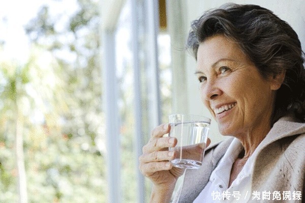 晚上喝水,做到“1多2少”,健康喝水,疾病會繞著你走