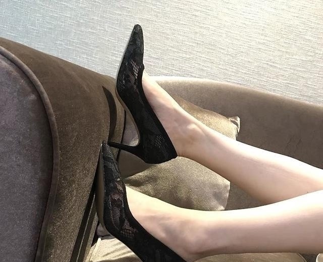 高跟鞋 简单的高跟鞋搭配,体现了细节之美,增强穿着的时尚感