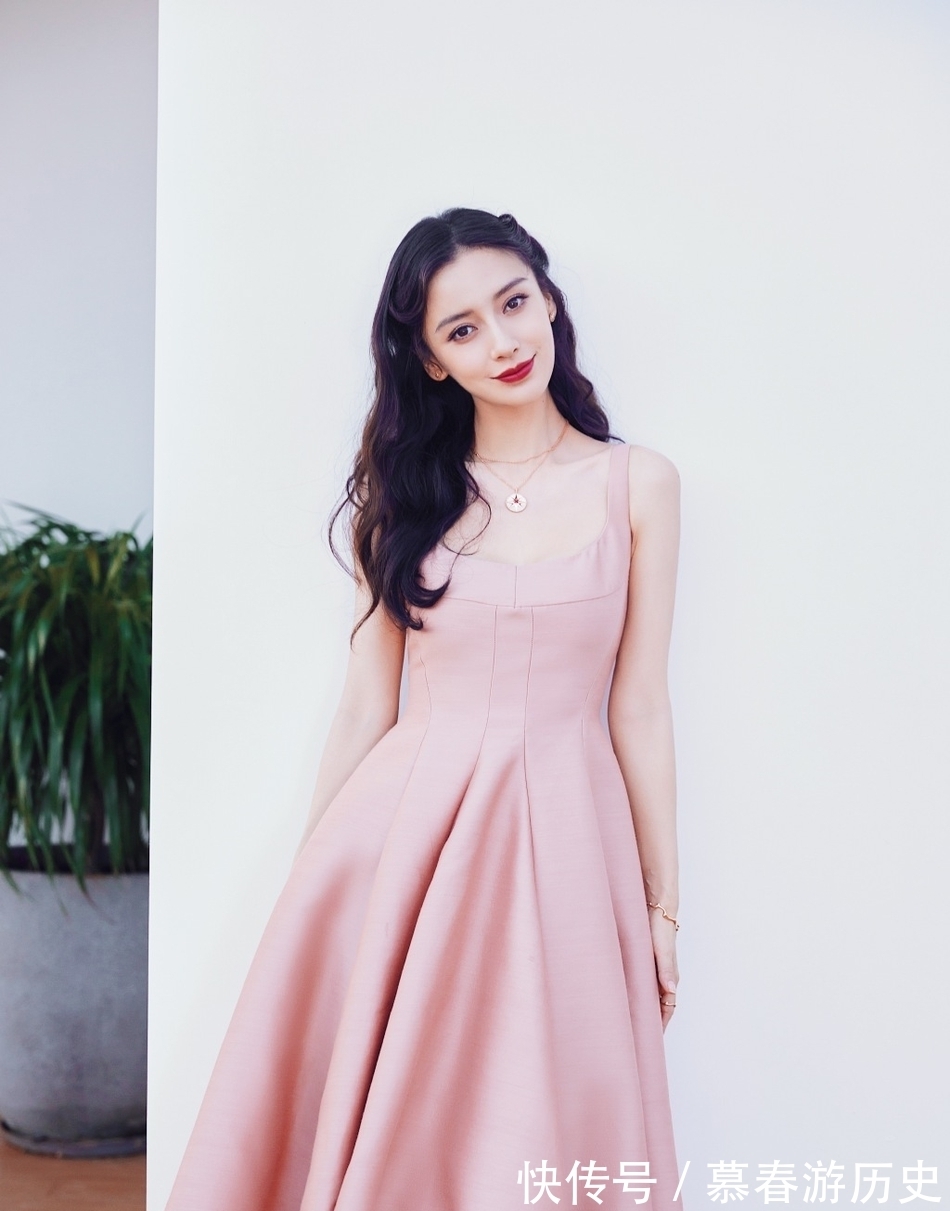 bbaby穿粉色长裙 卷发披肩气质温柔