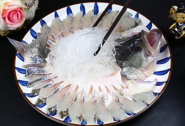 清蒸鲈鱼，记住不要放盐，诀窍告诉你，鱼肉鲜嫩好吃，不腥不柴