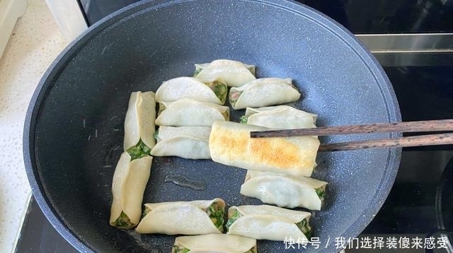 三月,这野菜鲜美可口,做成锅贴鲜嫩多汁又美味,吃货不要错过