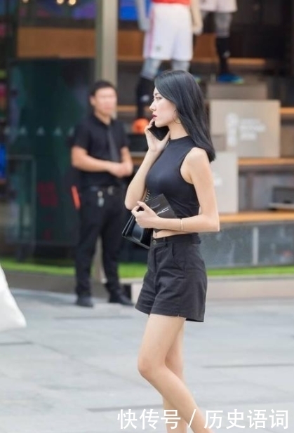 撩人|街拍:小姐姐灿烂的笑容穿红色连衣裙衬得肌肤雪白,回眸撩人心弦