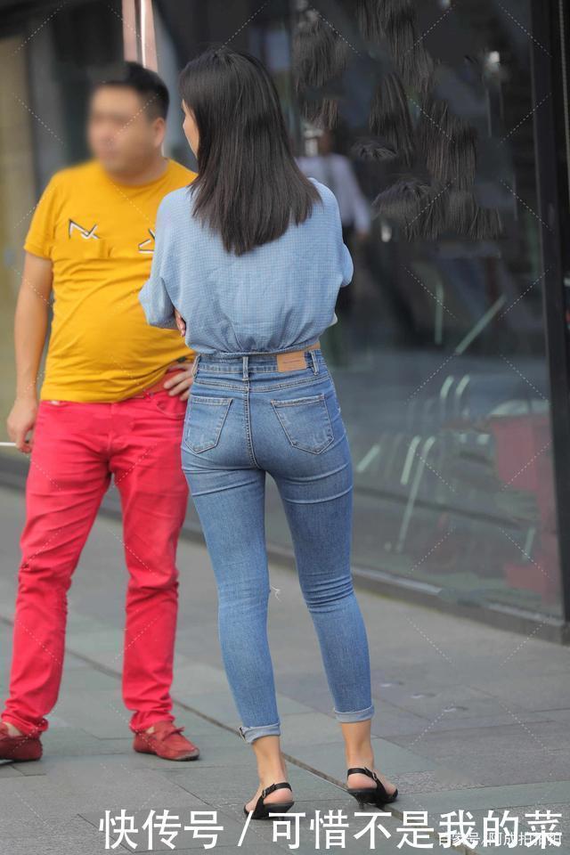 V领露脐蝴蝶结短袖搭高腰紧身牛仔裤，性感时尚，显瘦显高