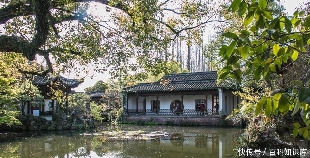 亭轩相依外曲池,佳木名花烂醉游客