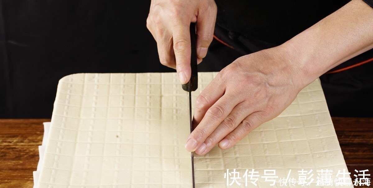 煎豆腐时,加面粉还是淀粉,教你正确的方法,豆腐不碎不破不粘锅