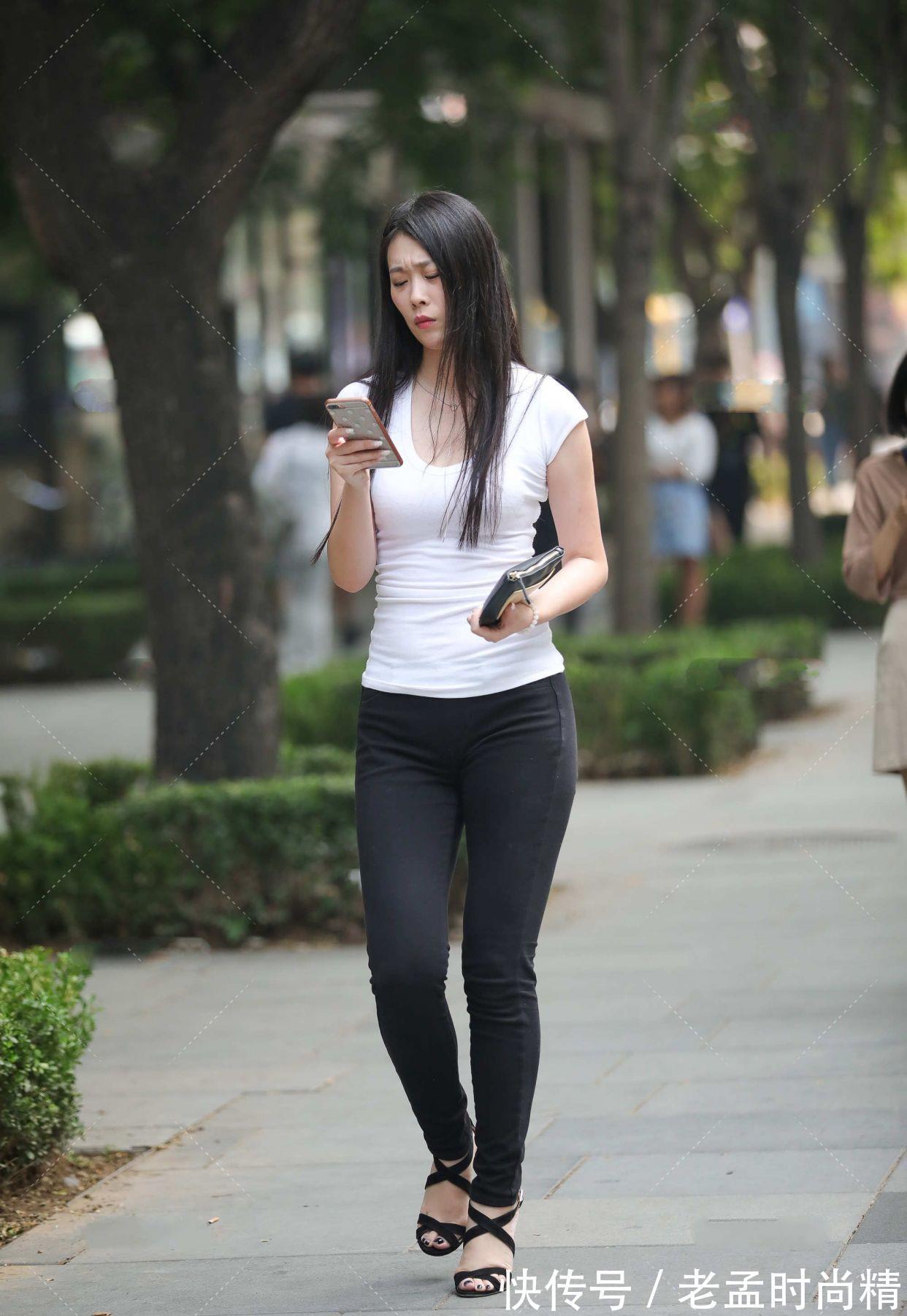 包包 白色上衣,搭配黑色牛仔裤,还原极简的黑白经典搭配