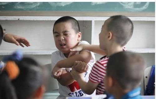 讨好型人格|孩子在外面被欺负,千万不要教他说这三个字,否则会越来越软弱