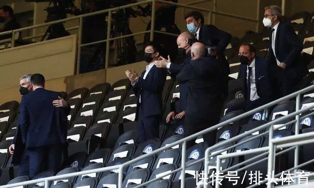 国米|张康阳捧杯站C位，率国米高层大合影！今夏净赚15亿，满分操作