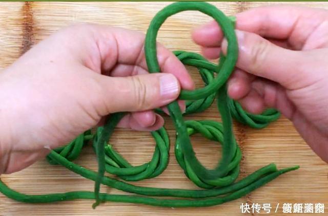 夏天我家豆角从不炒着吃,煎一煎8分钟就上桌,比红烧肉还解馋