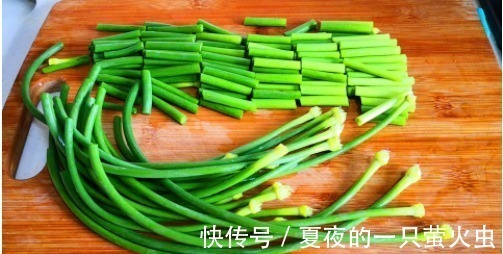 凉开水|炒蒜苔时,最好不要直接下锅炒,饭店都这样做,蒜苔香脆更入味
