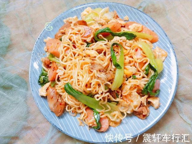 小青菜|常吃的快手炒面,简单的炒一炒,好吃解馋,一人吃了一大盘