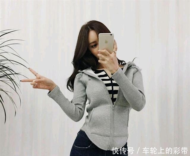 孙允珠|孙允珠丨斑马条纹层叠哑灰带帽运动衫