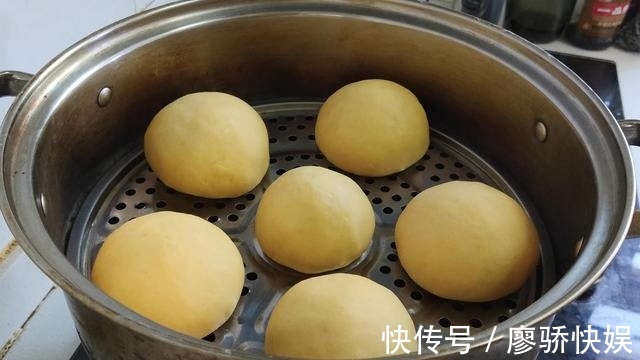 窝窝头|玉米面最好吃做法,开水锅里一倒,瞬间变美味,全家老小都爱吃