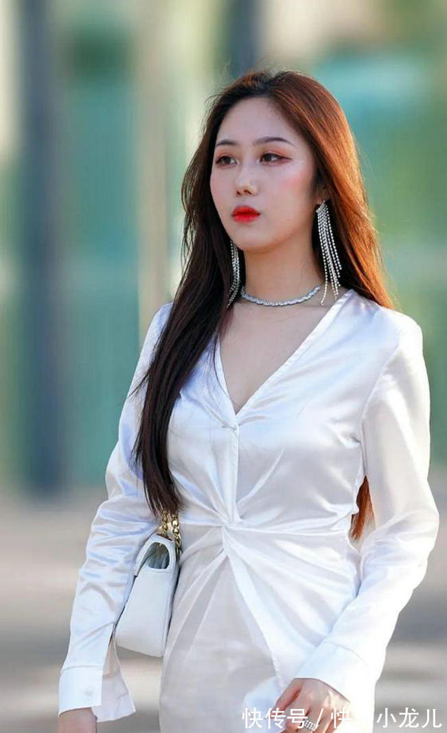 衬衫裙|高颜值的小姐姐,身穿白色衬衫裙的她,整个人的气质看上去特优雅
